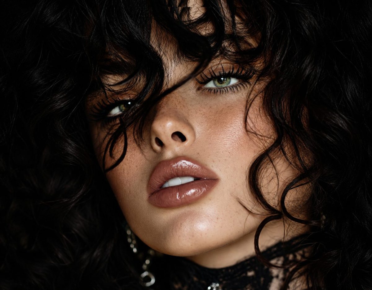 Modelo luciendo lentes de contacto cosméticos y pestañas MARÃO